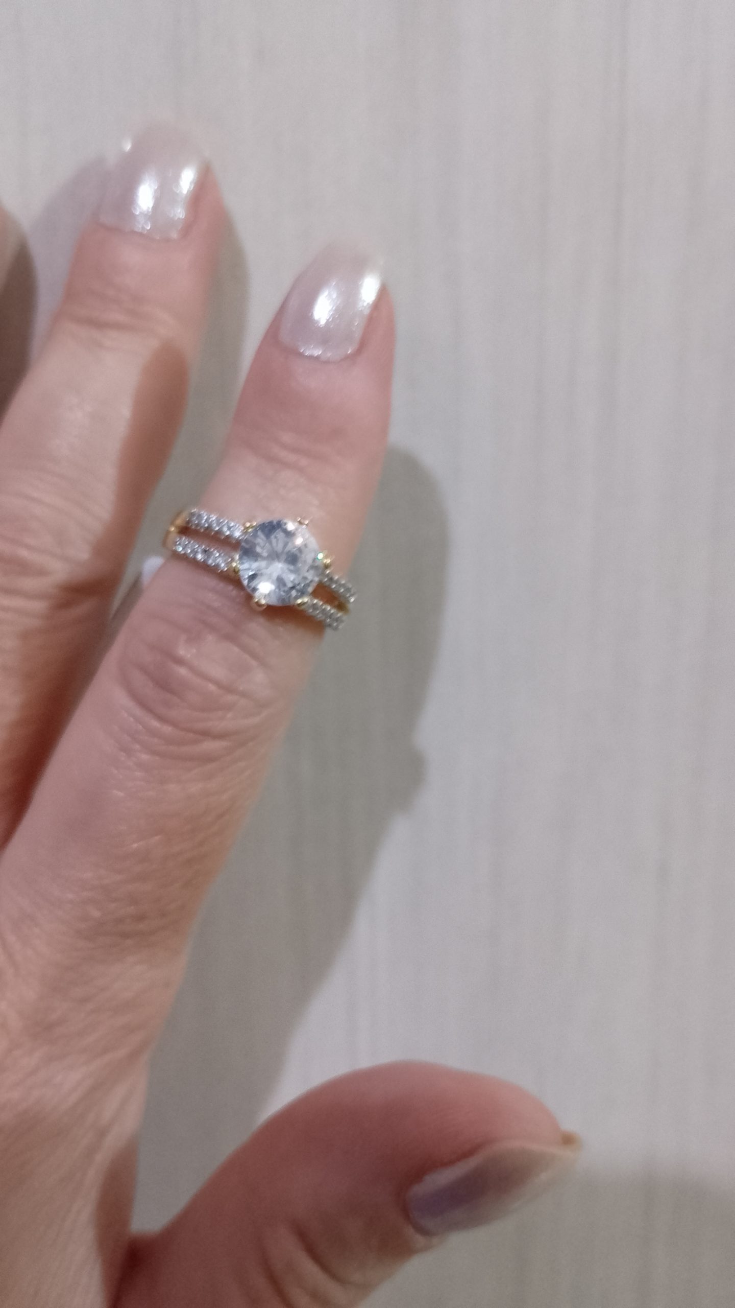 Anel Solitário Royal Crest , pedra diamante zircônia branca, com dois aros cravejados de micro zircônias - Imagem 2