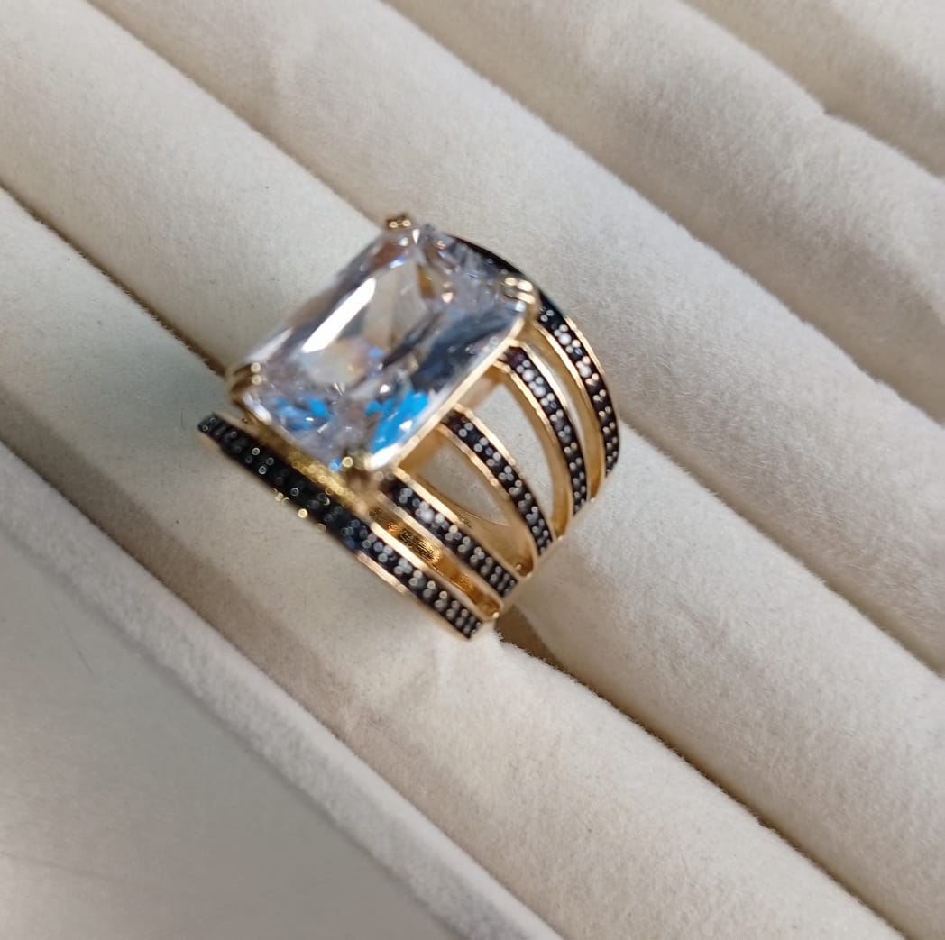 Anel Powerstone, folheado a ouro 18K, com pedra quadrada de zircônia e cravejado com micro zircônias negras. - Imagem 4