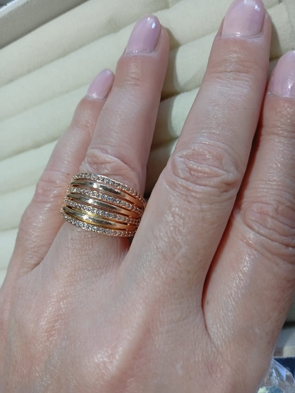 Anel Infinity, sete aros mistos, lisos e cravejados com micro zircônias. - Imagem 4