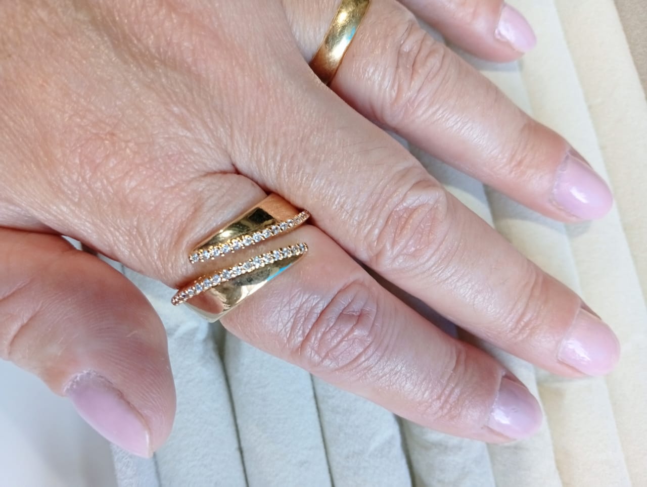 Anel Embrace regulável liso com detalhes cravejado com micro zircônias - Imagem 2