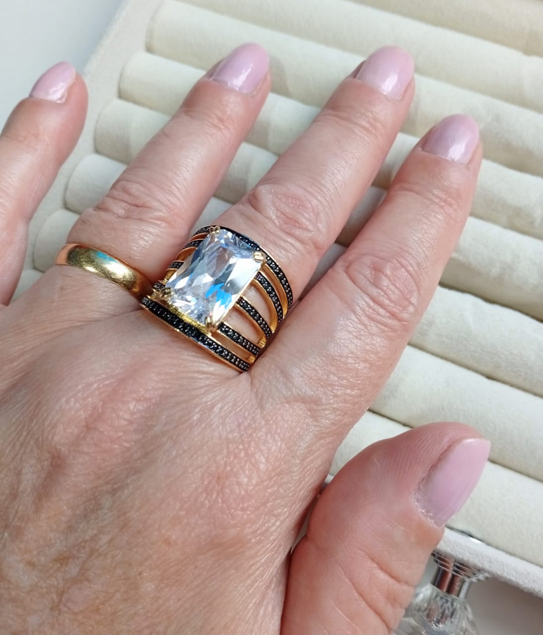 Anel Powerstone, folheado a ouro 18K, com pedra quadrada de zircônia e cravejado com micro zircônias negras. - Imagem 5