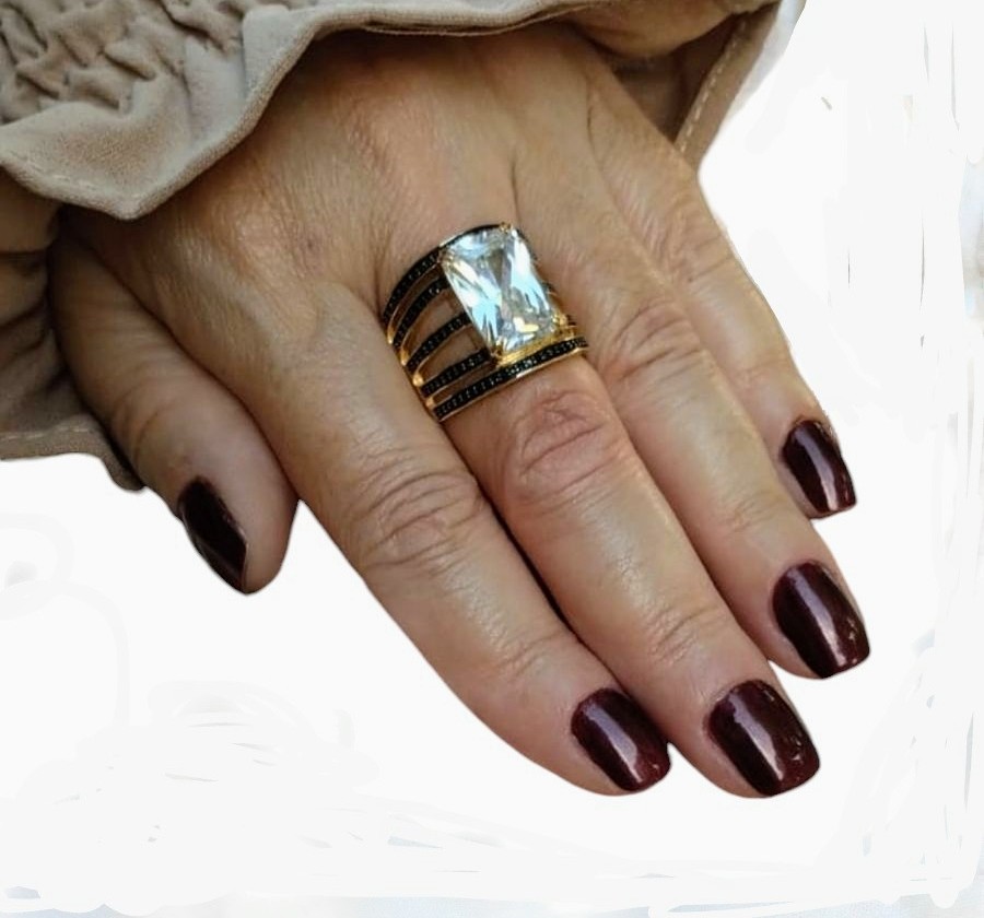 Anel Powerstone, folheado a ouro 18K, com pedra quadrada de zircônia e cravejado com micro zircônias negras. - Imagem 2