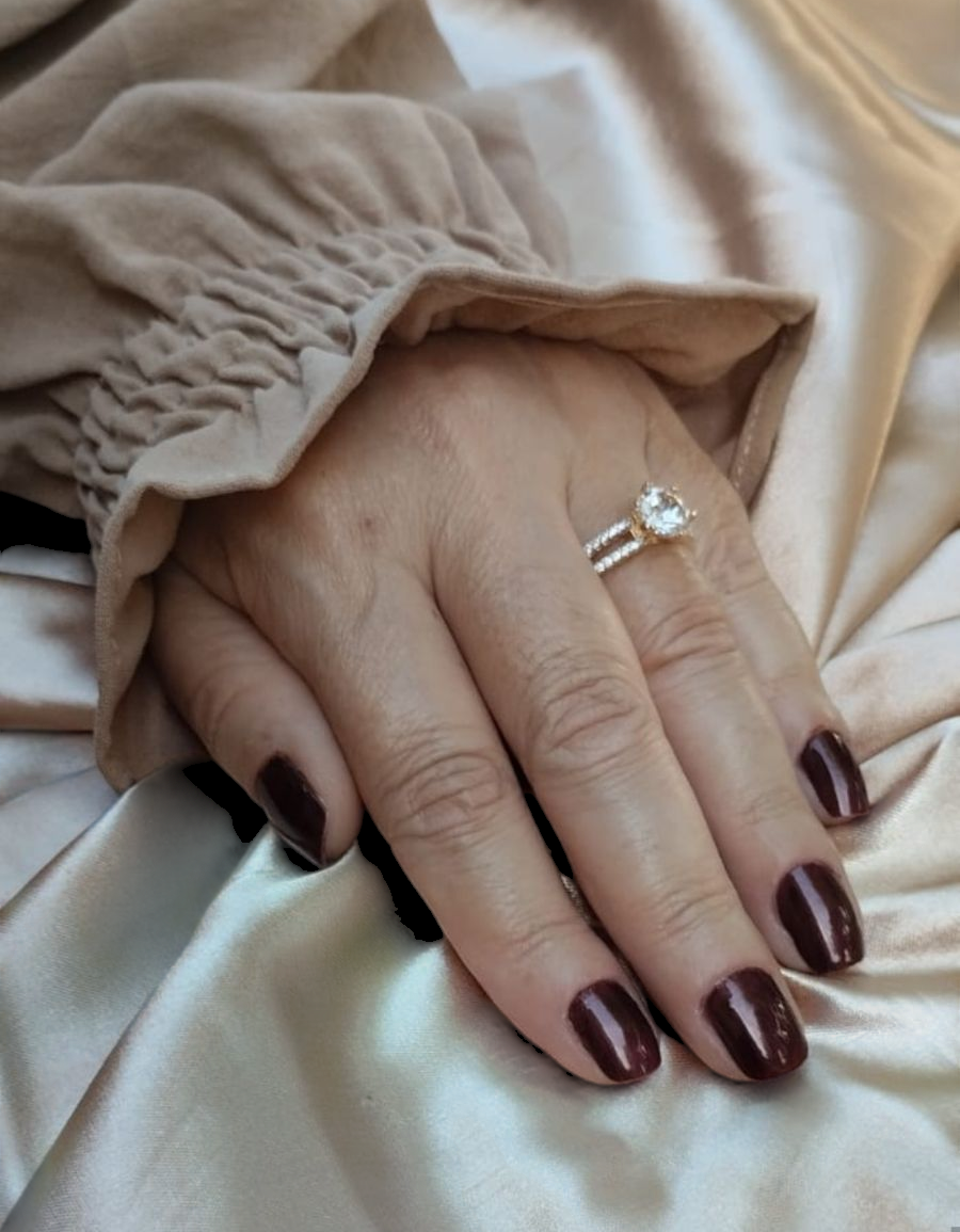 Anel Solitário Royal Crest , pedra diamante zircônia branca, com dois aros cravejados de micro zircônias - Imagem 3