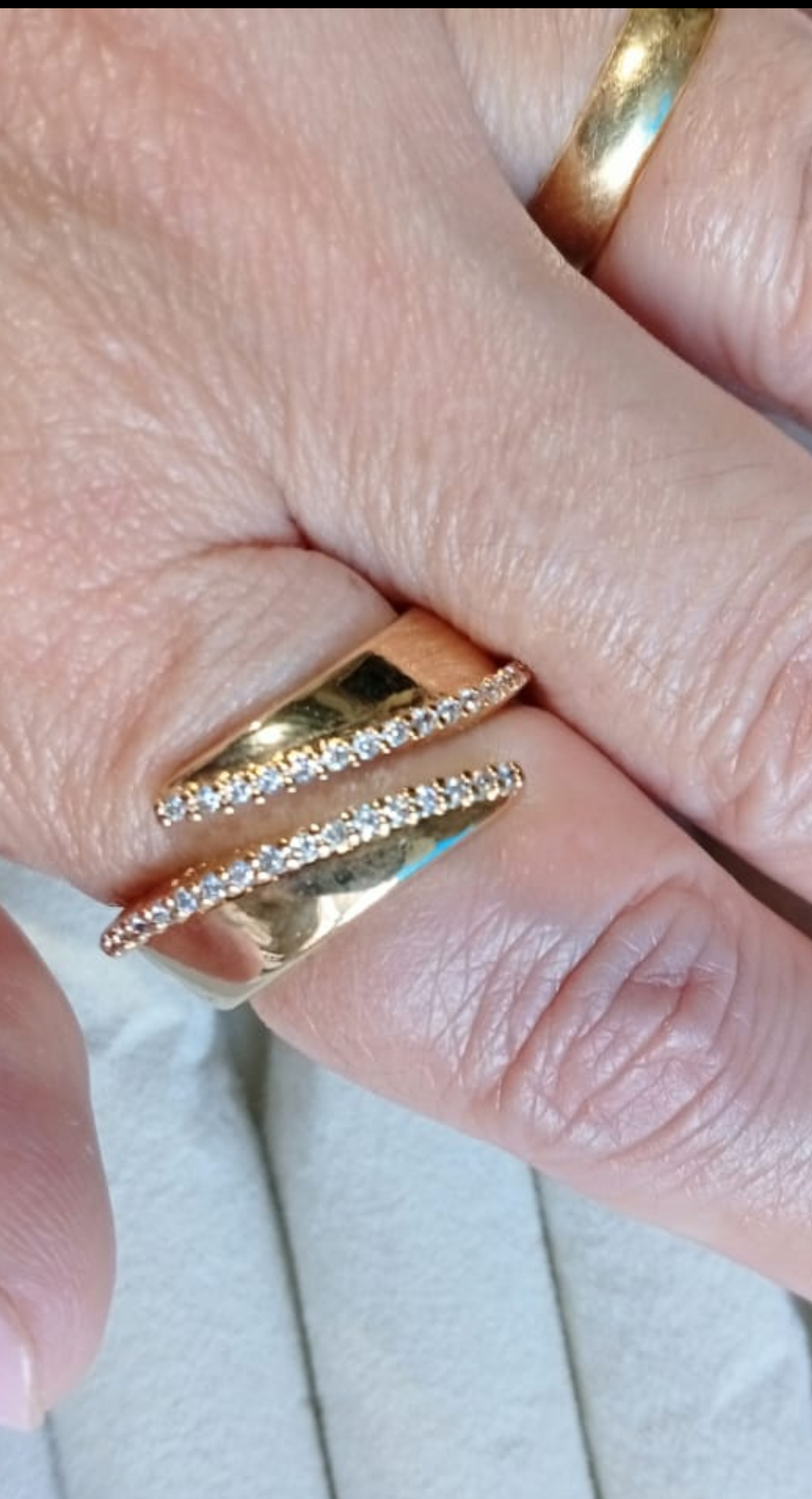 Anel Embrace regulável liso com detalhes cravejado com micro zircônias